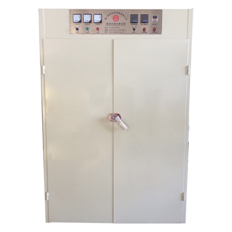 Uithardingskamer met geverfde deur